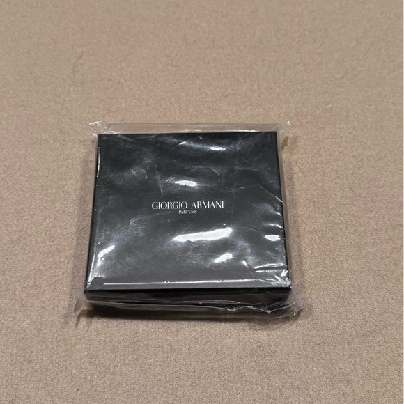 Giorgio Armani Patent Leather pouch with Gold Mirror - Picture 6 of 8